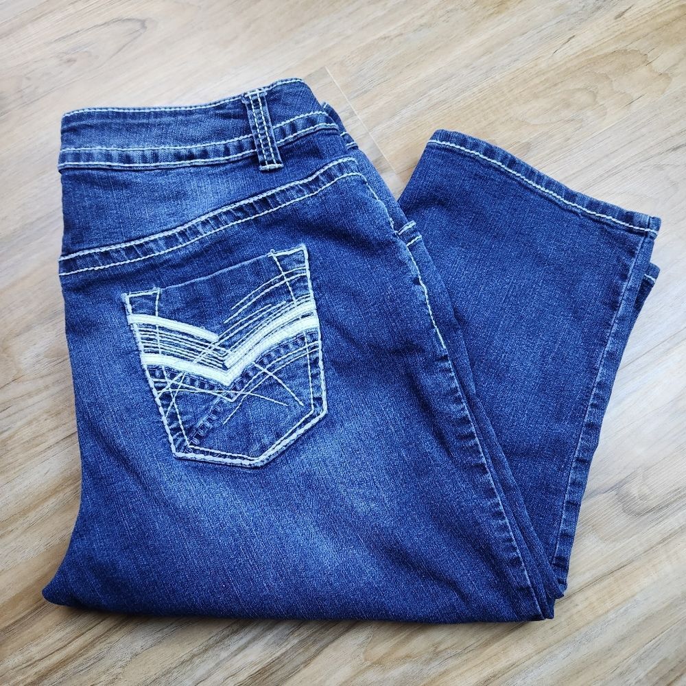 💇‍♀️Lane Bryant Blue Medium Wash White Embroider Stitch Capri Jeans Size 18